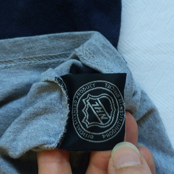 waves NHL Vancouver Canucks raglan sleeve graphic t-shirt 2T toddler unisex - Picture 3 of 7